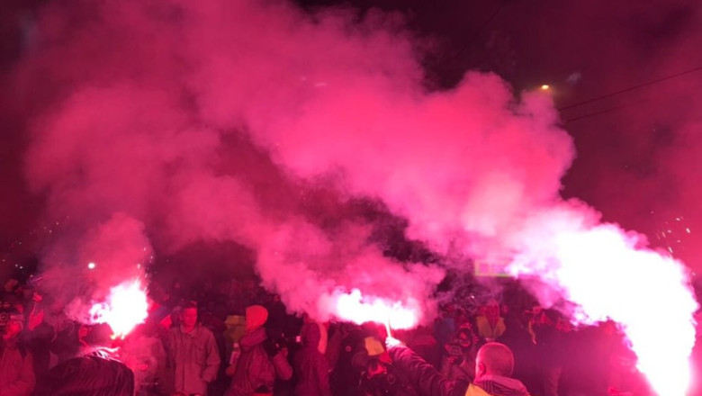 video proteste violente cu torte si petarde in serbia doua tabere s au confruntat sustinatorii lui vucic cu manifestantii anti guvern 689d9a742be74