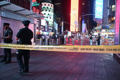 video un baiat de 17 ani a deschis focul in time square din new york trei persoane au fost ranite 68972d8776480