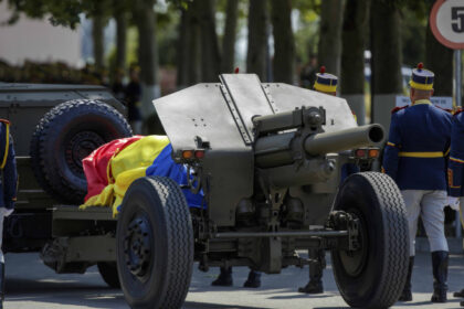 videofoto de ce sefii de stat inmormantati cu onoruri militare sunt transportati pe un afet de tun cine a instituit aceasta traditie 689492218a8a8