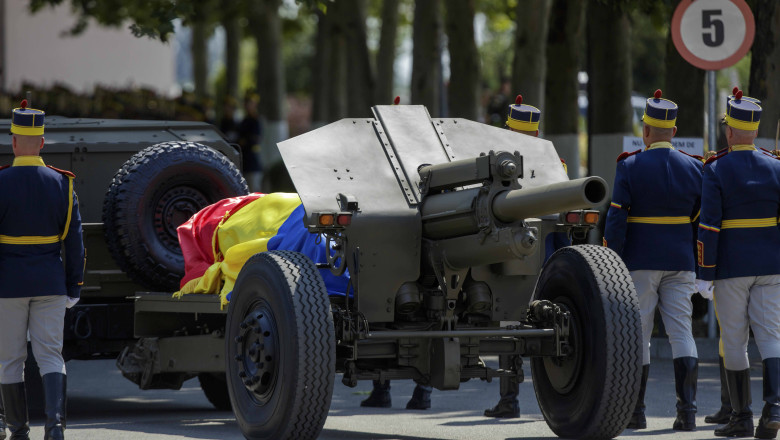 videofoto de ce sefii de stat inmormantati cu onoruri militare sunt transportati pe un afet de tun cine a instituit aceasta traditie 689492218a8a8