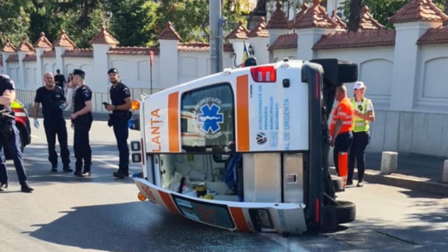 ambulanta in misiune rasturnata pe sosea doi raniti impact violent la piata leu din capitala 68c68d2c7ab09