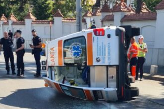 ambulanta in misiune rasturnata pe sosea doi raniti impact violent la piata leu din capitala 68c68d2c7ab09