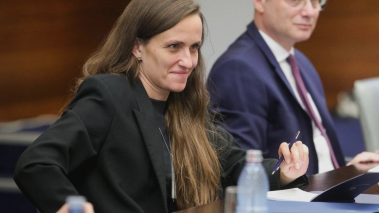 aur cere demisia oanei toiu de la sefia mae ne face praf relatiile internationale 68b9ab0738bd8