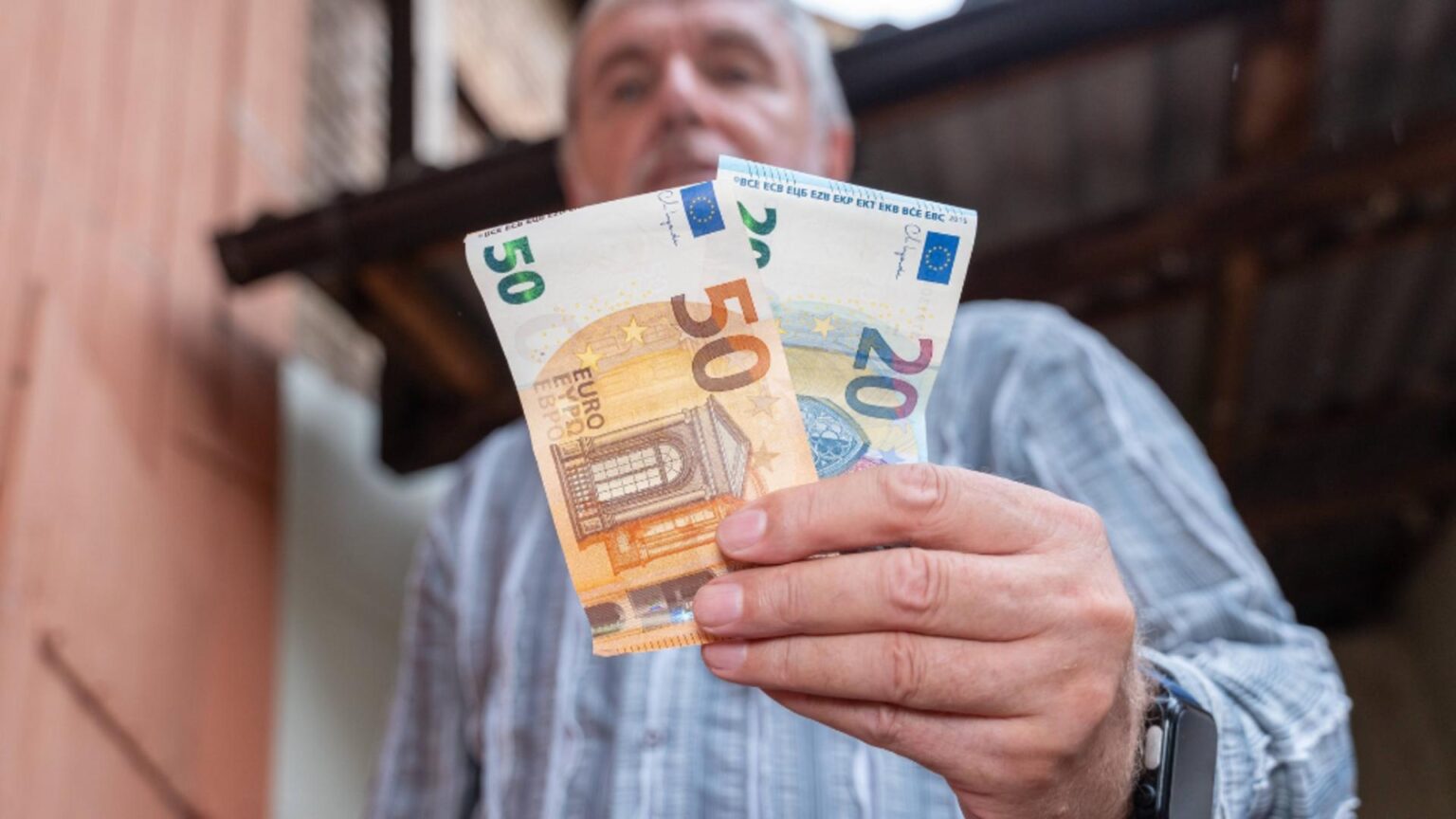 banca centrala europeana ne sfatuieste sa punem bani de o parte pentru zile negre 68d4e97beafab