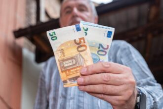 banca centrala europeana ne sfatuieste sa punem bani de o parte pentru zile negre 68d4e97beafab