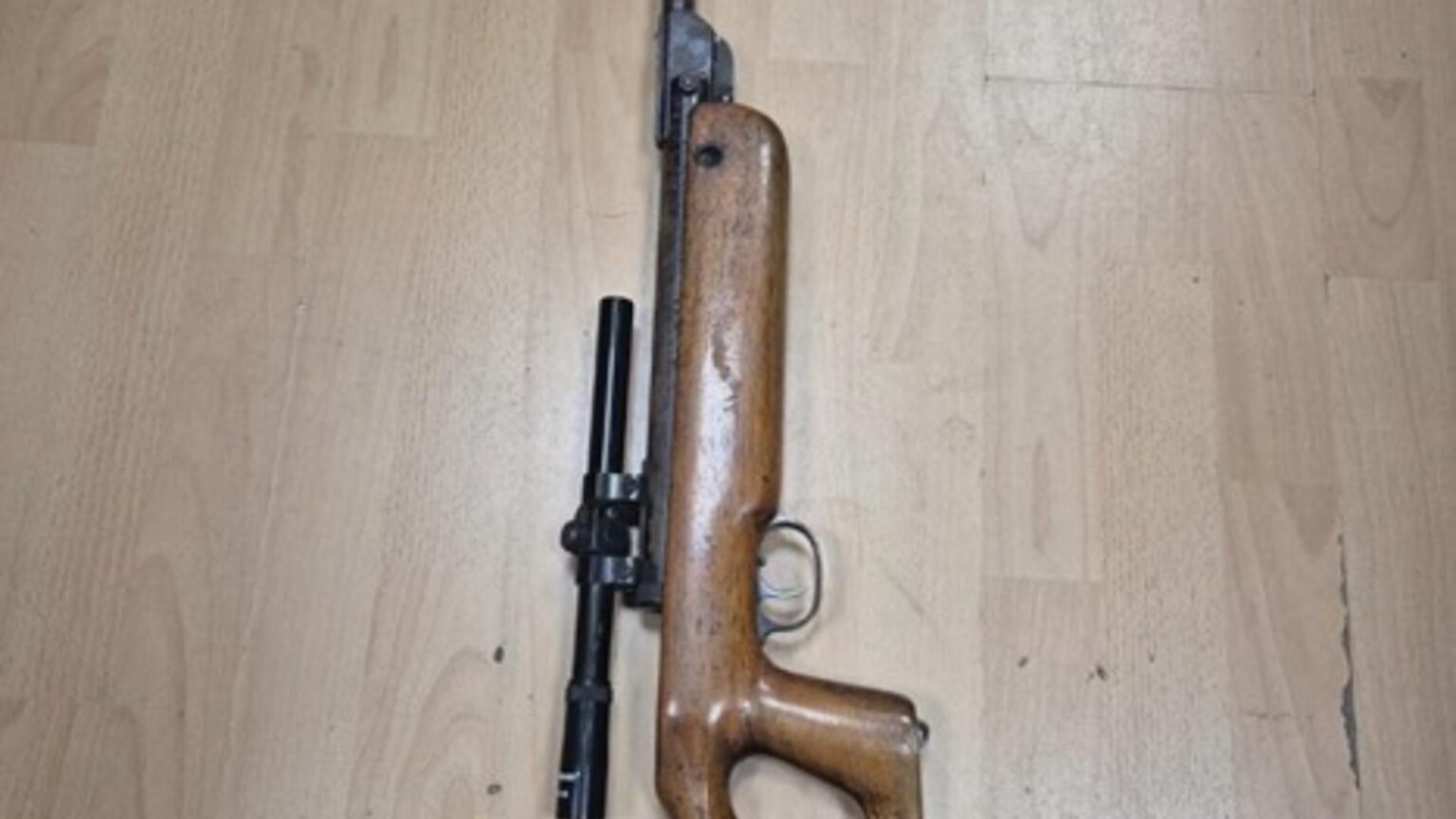 barbat din pitesti prins la un targ din arges cu o arma neletala scoasa la vanzare 68c7db0f74c81