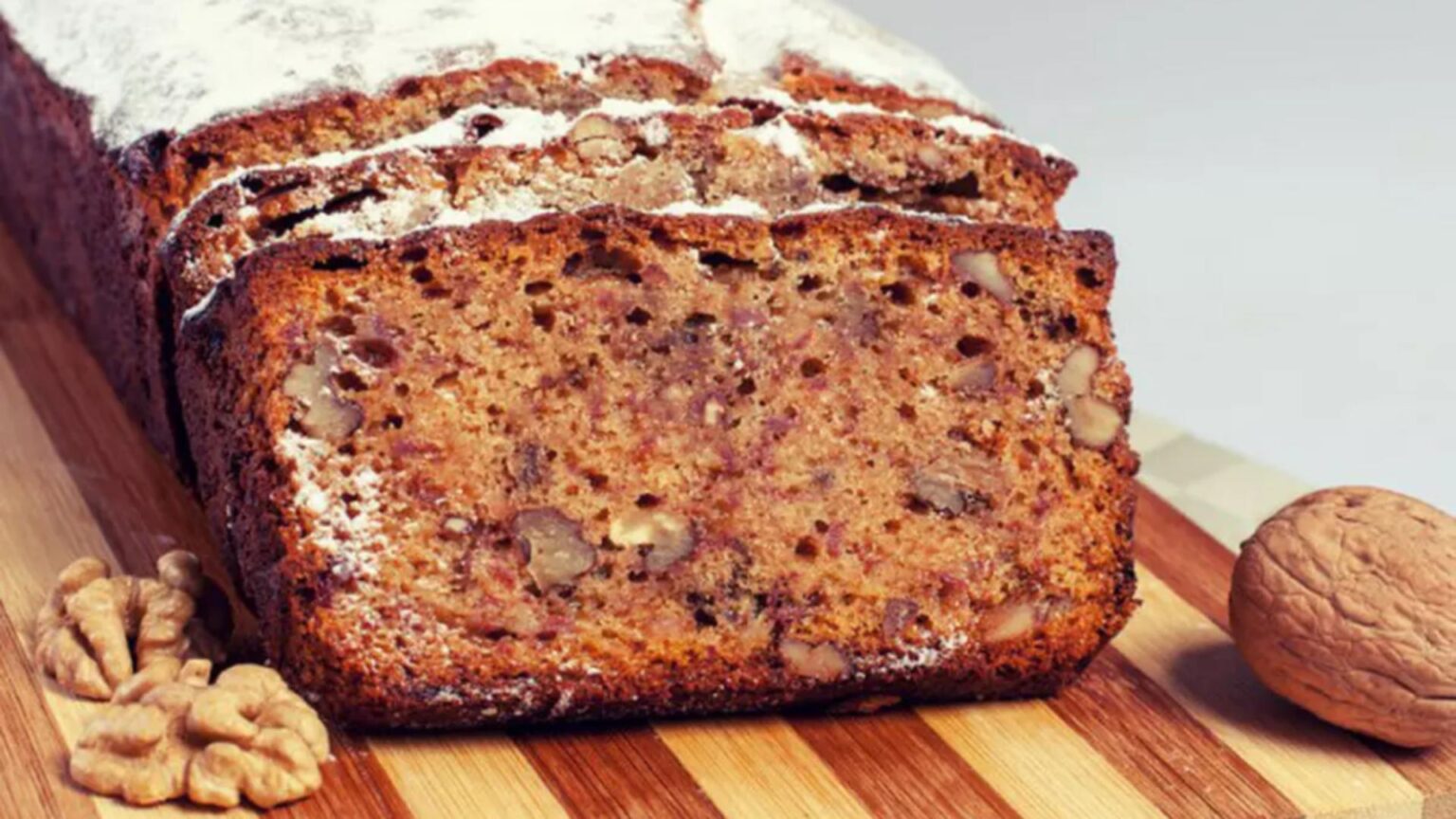 chec cu mere si glazura de nuci caramelizate ingredientul acre ii comfera o aroma de sezon 68c704d225ec4