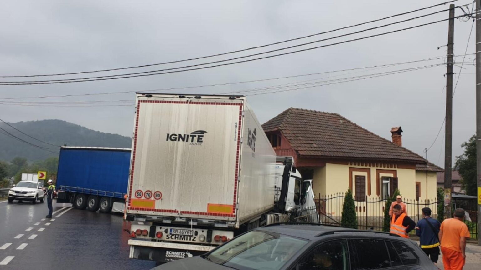 circulatie ingreunata pe valea oltului dupa coliziunea a doua tir uri foto 68c3d08503f1a