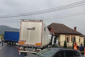 circulatie ingreunata pe valea oltului dupa coliziunea a doua tir uri foto 68c3d08503f1a