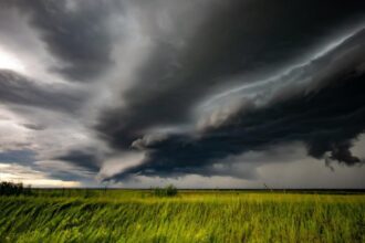 cod galben ploi torentiale vijelii si descarcari electrice marti seara in mai multe zone montane 68c9892077589