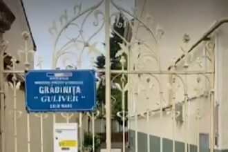 controversa la o gradinita din romania copiii imbracati in uniforme asemanatoare celor din comunism in prima zi de scoala 68c0558671946