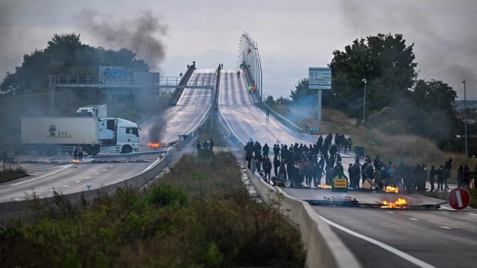 franta fierbe macron e presat sa demisioneze sindicatele scot astazi oamenii in strada 68c116e195555