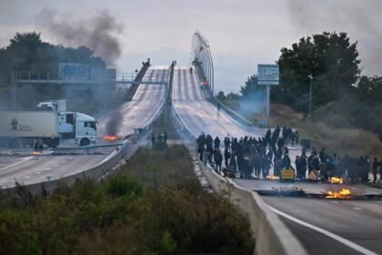 franta fierbe macron e presat sa demisioneze sindicatele scot astazi oamenii in strada 68c116e195555