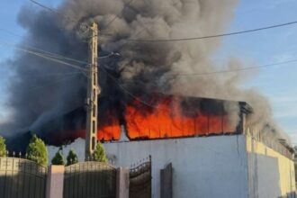 incendiu de proportii in judetul galati arde o hala plina cu uleiuri pericol urias 68bbd60b1f6fe