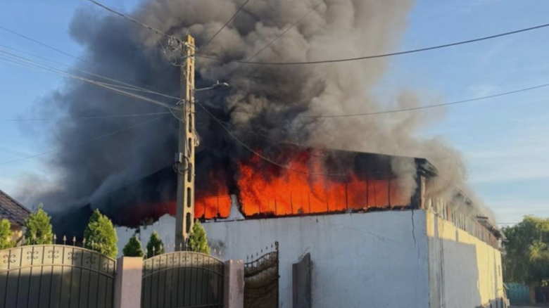 incendiu de proportii in judetul galati arde o hala plina cu uleiuri pericol urias 68bbd60b1f6fe