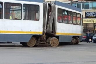 incident socant in bucuresti un tramvai a deraiat si s a produs un incendiu dupa ce o trotineta electrica ar fi fost aruncata intentionat pe sine video 68bfe04984a9e