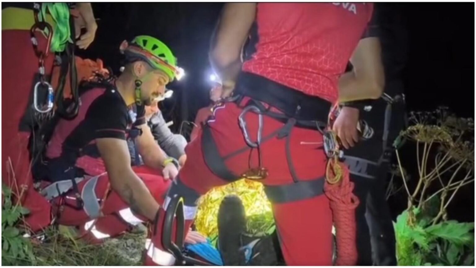 interventie dificila a salvamontistilor din prahova turist din bucuresti grav ranit dupa ce a cazut 30 de metri pe valea cerbului video 68bd4f414118a