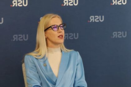 ipocrizie maxima in randul rezistilor deputata usr care aplauda restructurarile din administratie primeste 55 000 de lei pe luna video 68ba8edae2050
