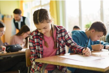 italia interzice telefoanele mobile in toate scolile incepand cu anul scolar 2025 2026 68c48a671f35f