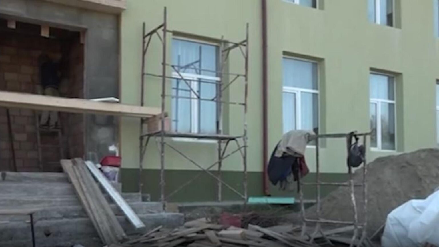 mii de elevi inca merg la scoli cu toaletele in curte situatie revoltatoare in romania anului 2025 68c7e5b4e0117