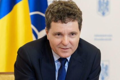 nicusor dan sfideaza haosul din scoli isi duce copilul la clasa in timp ce profesorii elevii si studentii protesteaza 68be68aee3750