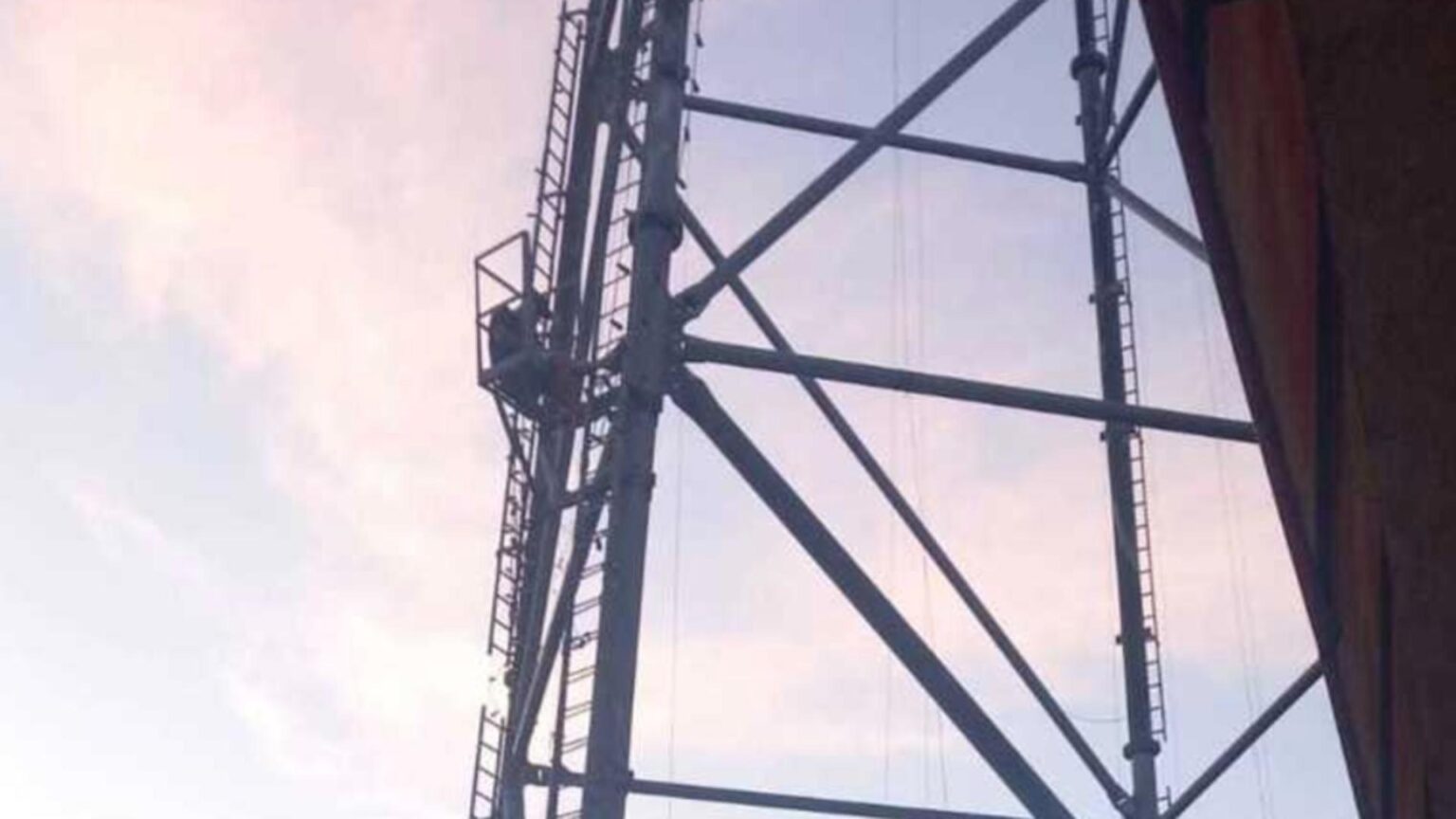 o persoana s a urcat pe un stalp al telegondolei din piatra neamt misiune contracronometru a pompierilor 68c109834a738