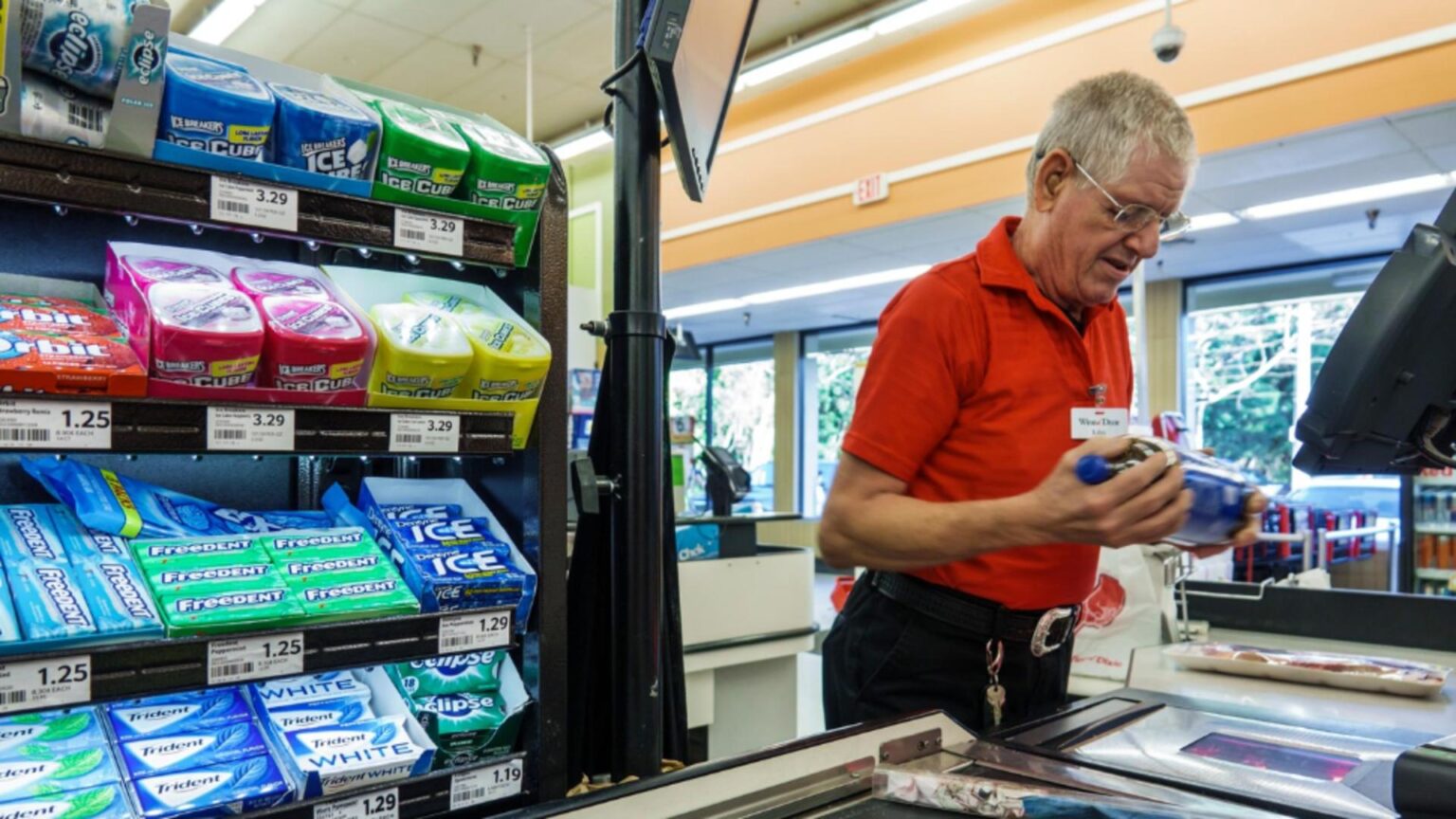 reformele lui bolojan si david incep sa dea roade cadre didactice disponibilizate au ajuns sa si caute de lucru in magazine de cartier 68cbbdf406fc8
