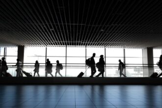 taxa de 50 de lire pentru accesul in cele mai mari aeropoturi din anglia oamenii sunt nemultumiti 68c32afd14cd6