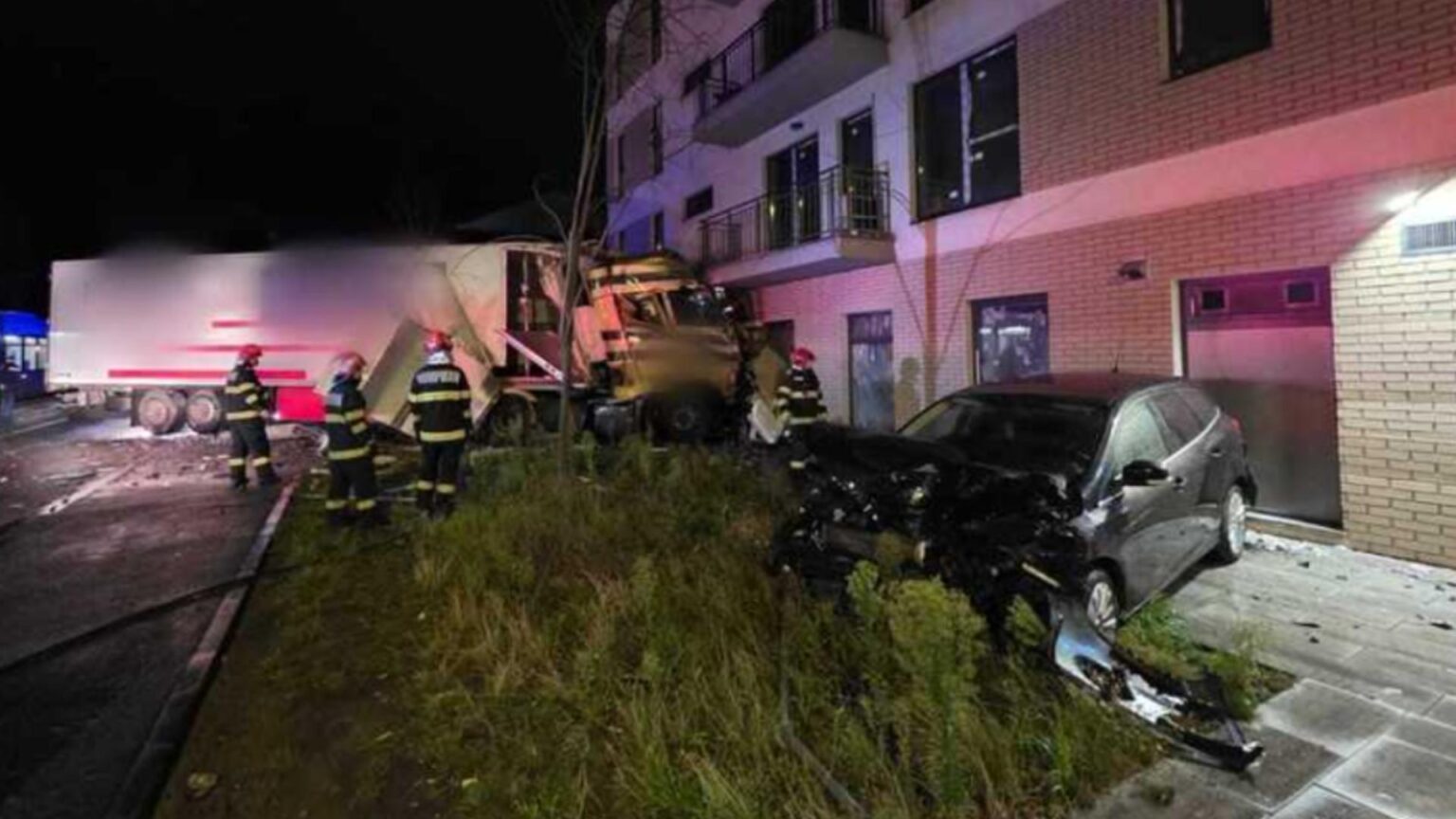 tir scapat de sub control la cluj a lovit doua masini parcate si un stalp apoi s a izbit de o cladire 68c25ae948abb