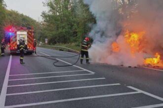 trafic blocat pe dn 17 in judetul suceava o masina a luat foc in mers doi tineri s au salvat in ultimul moment 68b9cd9f84216