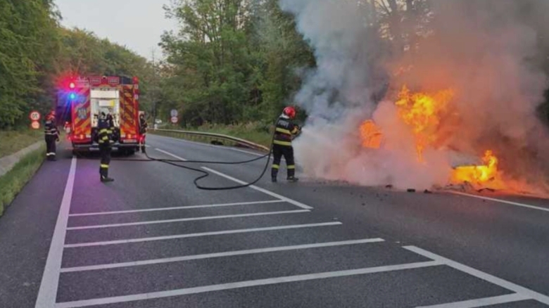 trafic blocat pe dn 17 in judetul suceava o masina a luat foc in mers doi tineri s au salvat in ultimul moment 68b9cd9f84216