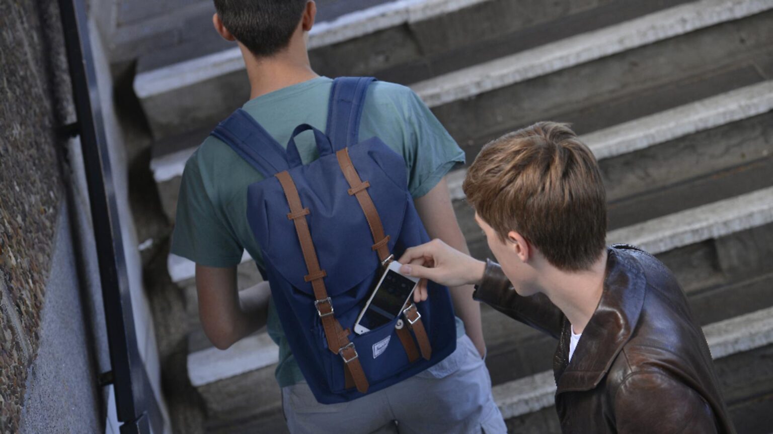 trei persoane retinute la galati dupa ce au batut si jefuit doi adolescenti printre agresori si o fata de 17 ani 68c934e6d5897