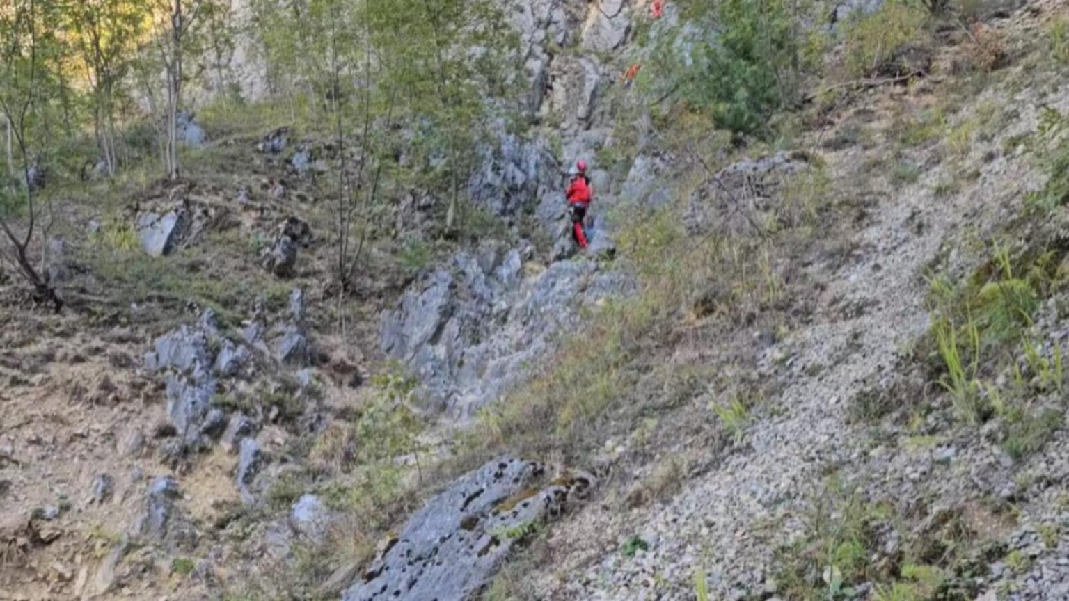 turisti in pantofi si fara echipament salvati din bucegi jandarmii montani i au cautat 9 ore in conditii dificile video 68ce91d334d3c