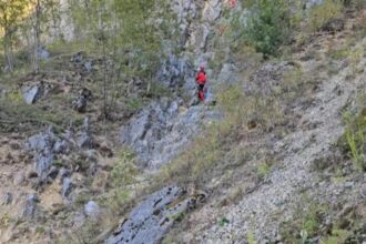 turisti in pantofi si fara echipament salvati din bucegi jandarmii montani i au cautat 9 ore in conditii dificile video 68ce91d334d3c