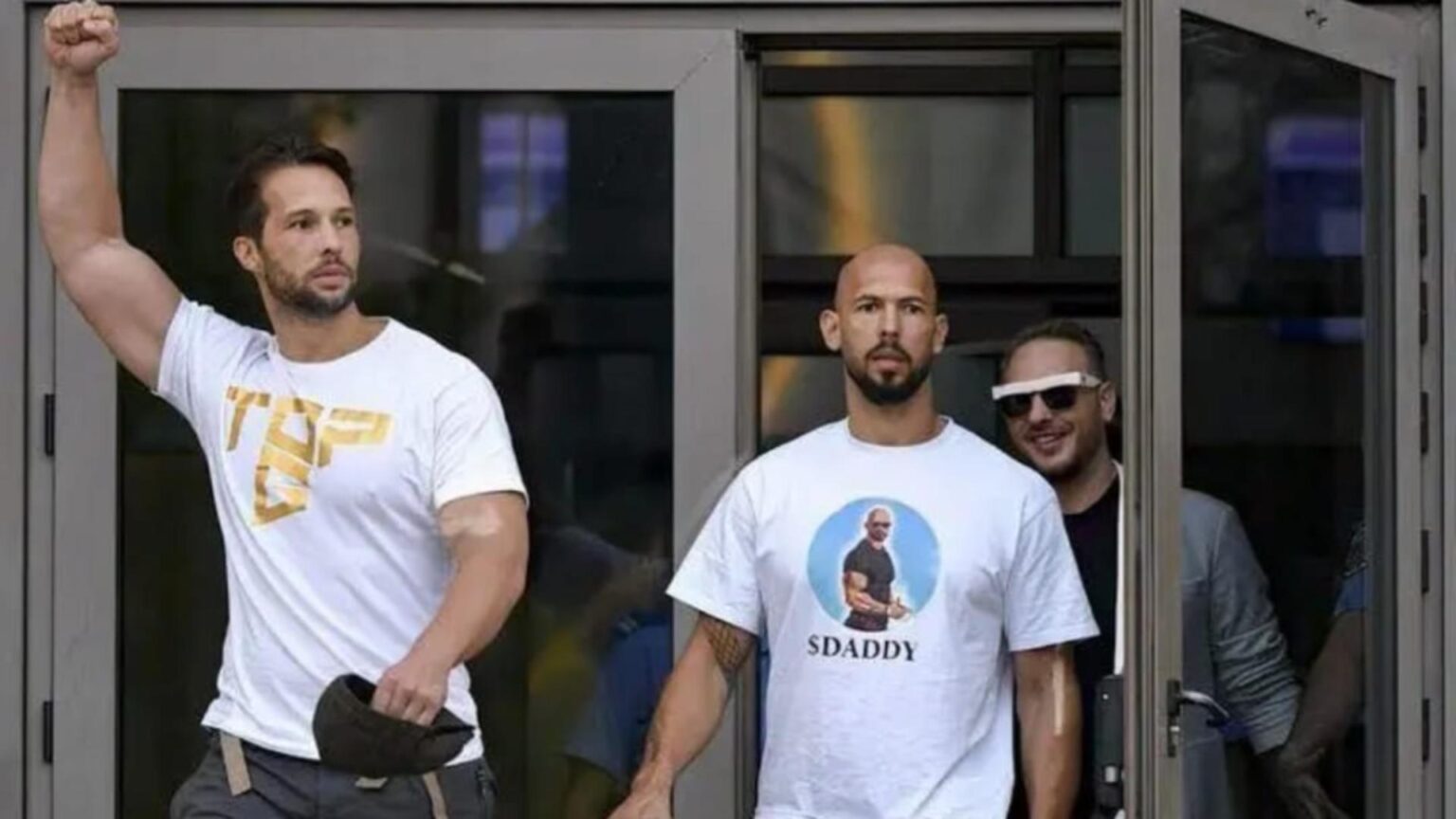 un barbat cu o arma a fost arestat langa casa fratilor tate din ilfov 68cf120766ff9