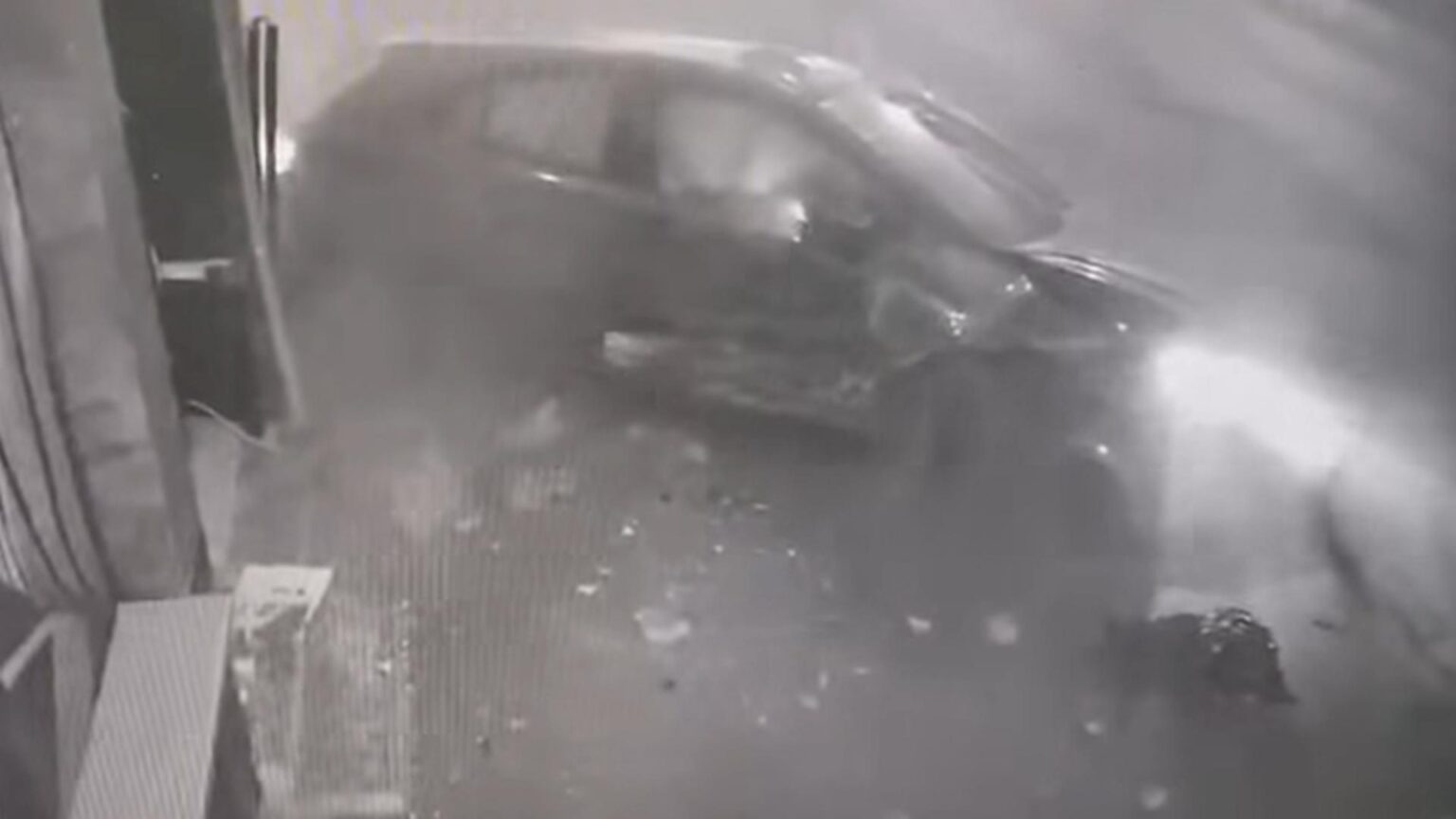 un sofer baut s a lovit de un refugiu de tramvai dupa care s a proptit cu masina intr o casa de pariuri video 68cfc6022b1de