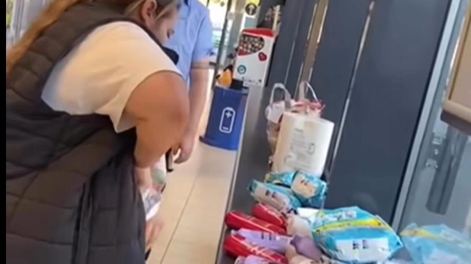 video cantitatea record de produse furate de doua hoate dintr un hypermarket femeile au acoperit un raft intreg cu marfa sustrasa 68cbe94ae64cb