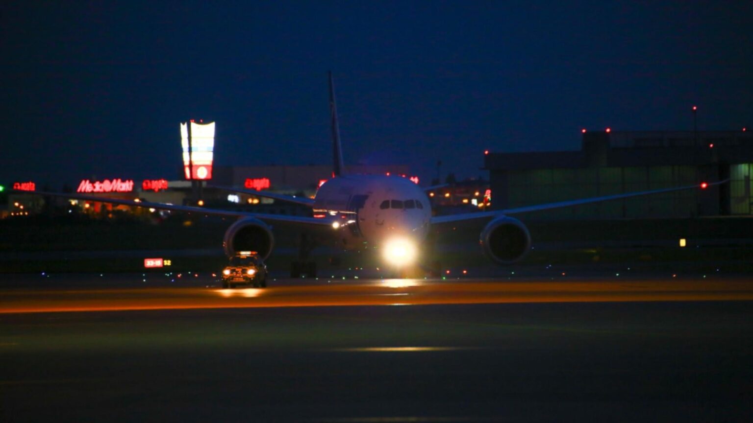 adolescenti de 14 ani sanctionati de politie dupa un gest imprundet au indreptat un fascicul laser spre cabina unui avion care ateriza 68e4fdca4794f