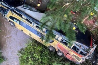 autocar cu etaj prabusit de pe un pod in argentina 9 morti zeci de raniti 68ff5397cd049