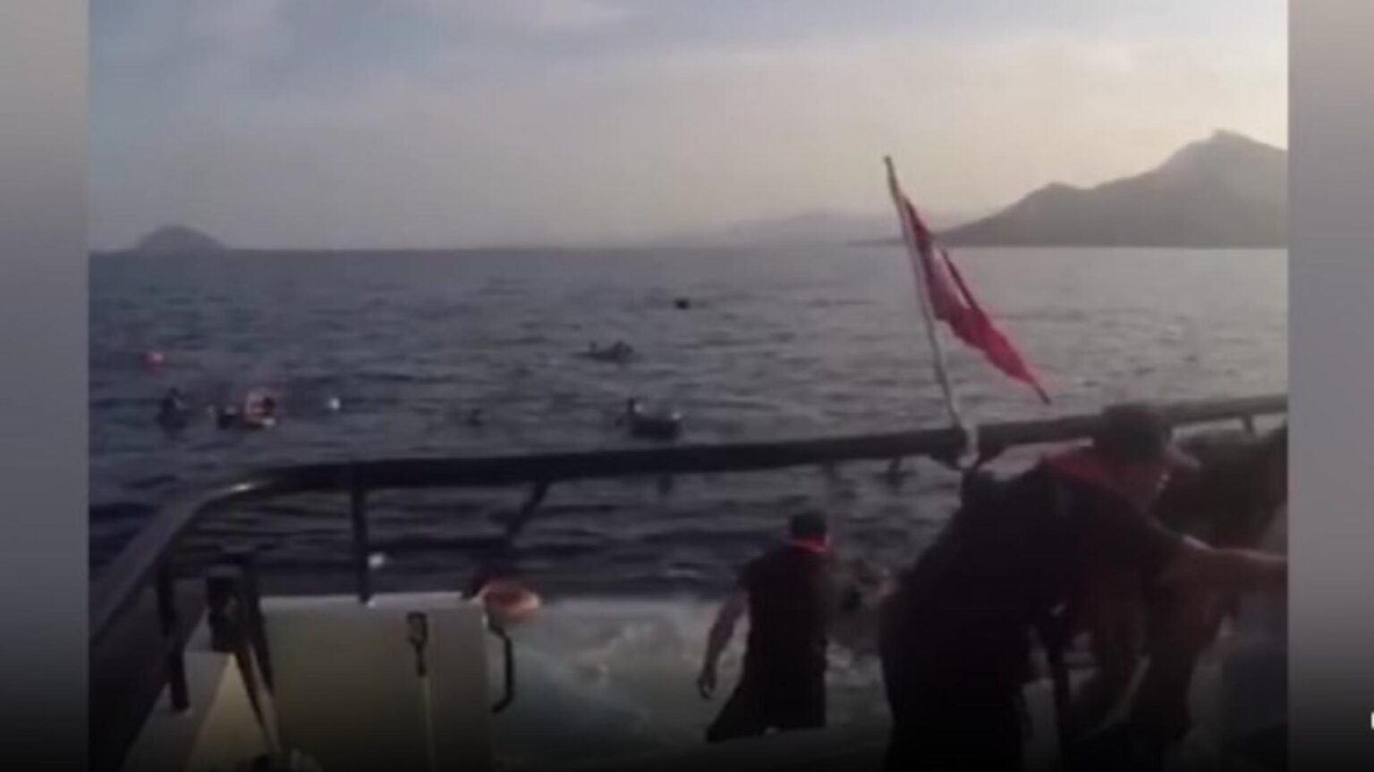 barca cu 35 de migranti rasturnata in largul marii printre victime se numara si o femeie insarcinata 68f60776c8d53