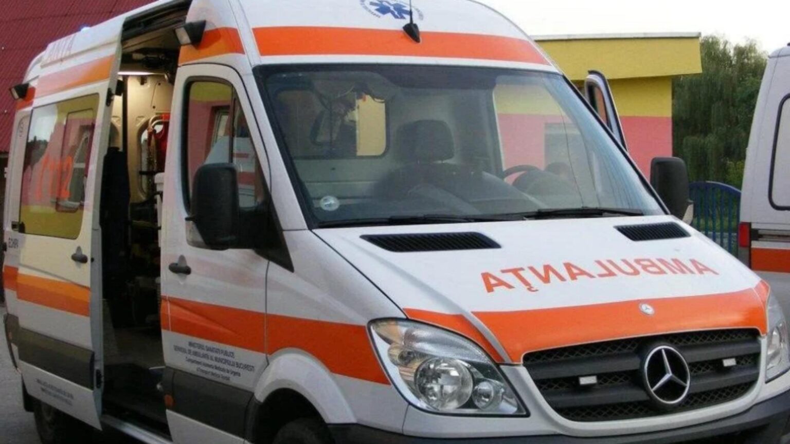 bataie ca n codru in arad un barbat a fost taiat cu un cutter in zona omoplatului iar alti trei tineri au avut nevoie de ingrijiri medicale 68e6193637097