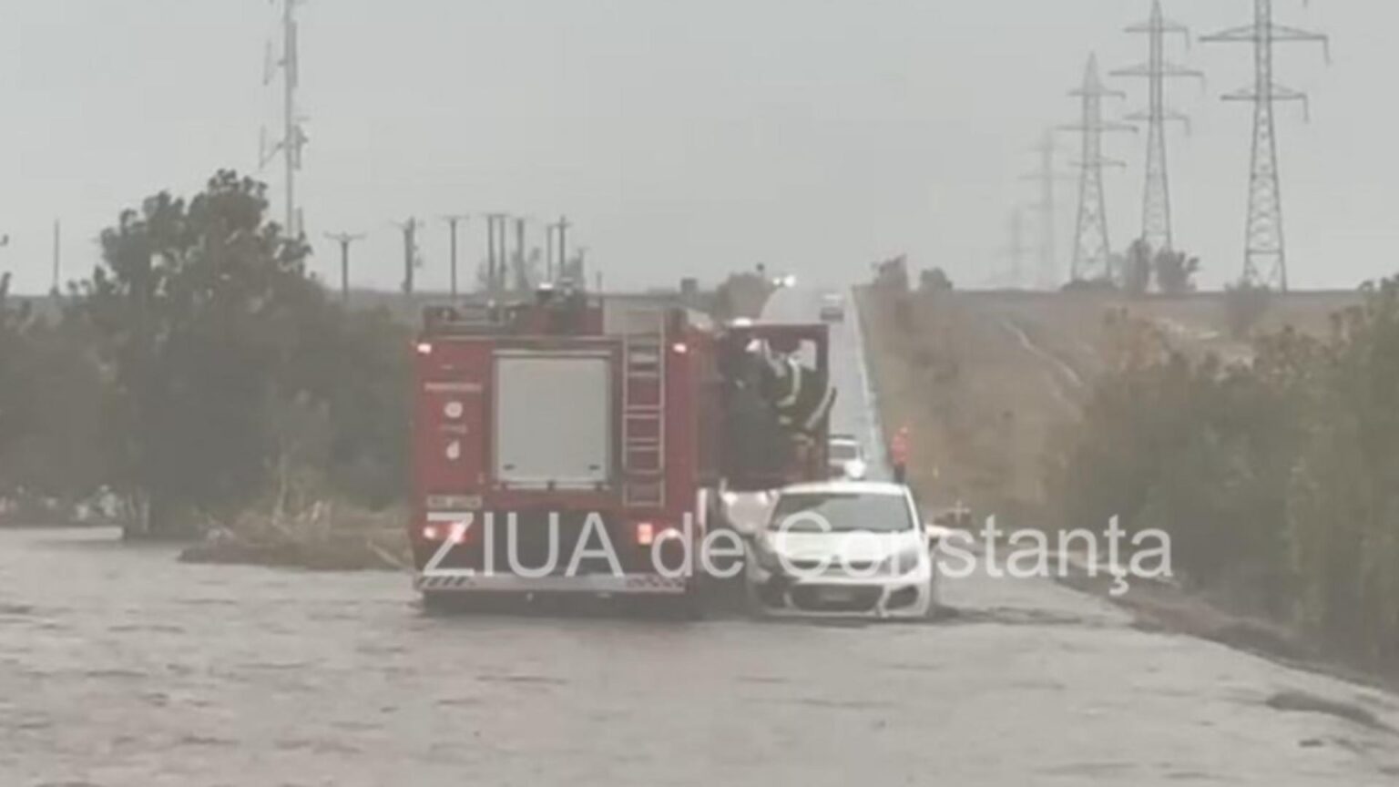 cod rosu de ploi in constanta o masina a fost luata de viitura soferul s a refugait pe capota pentru a fi salvat interventie contracronometru 68e603131c95a
