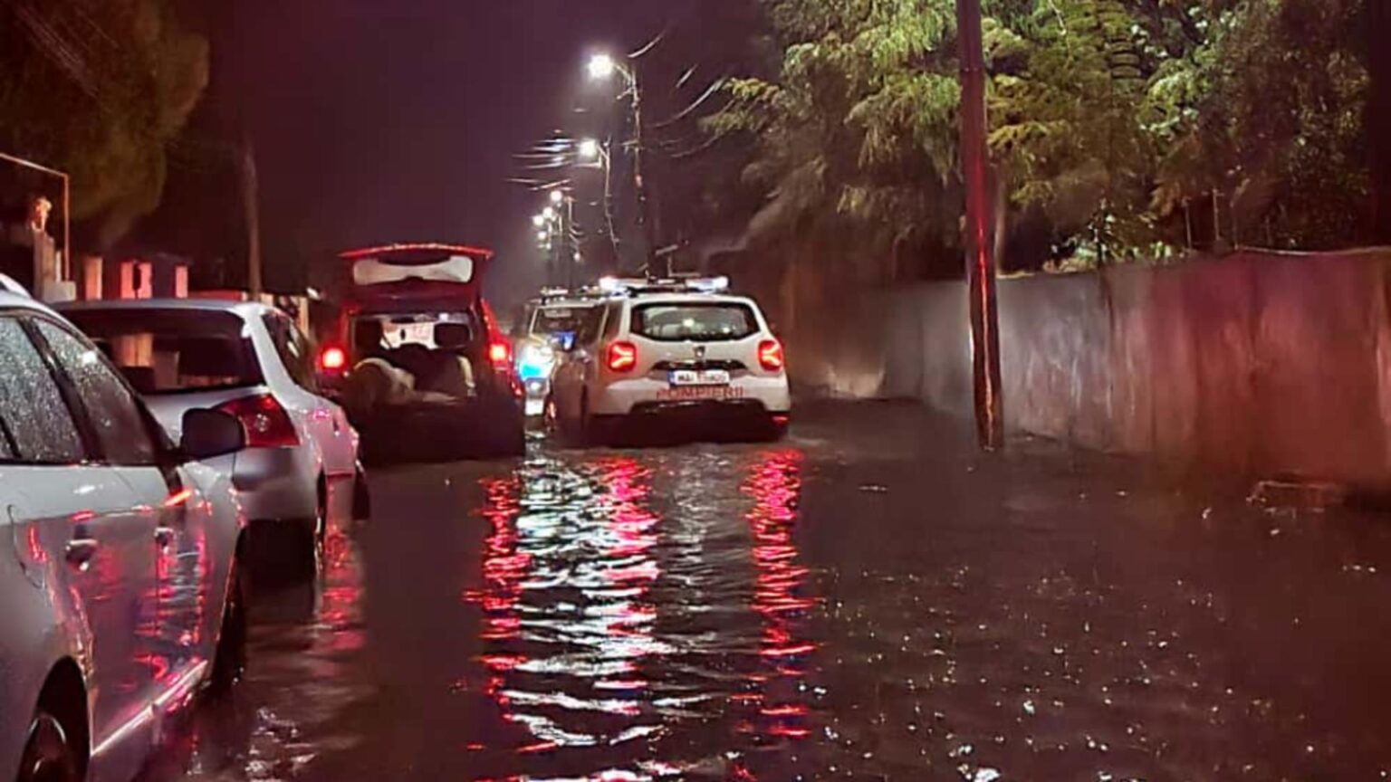 cod rosu in capitala 38 de interventii ale pompierilor din cauza ploilor torentiale zeci de apeluri la 112 bilantul isu 68e5e7f79f342