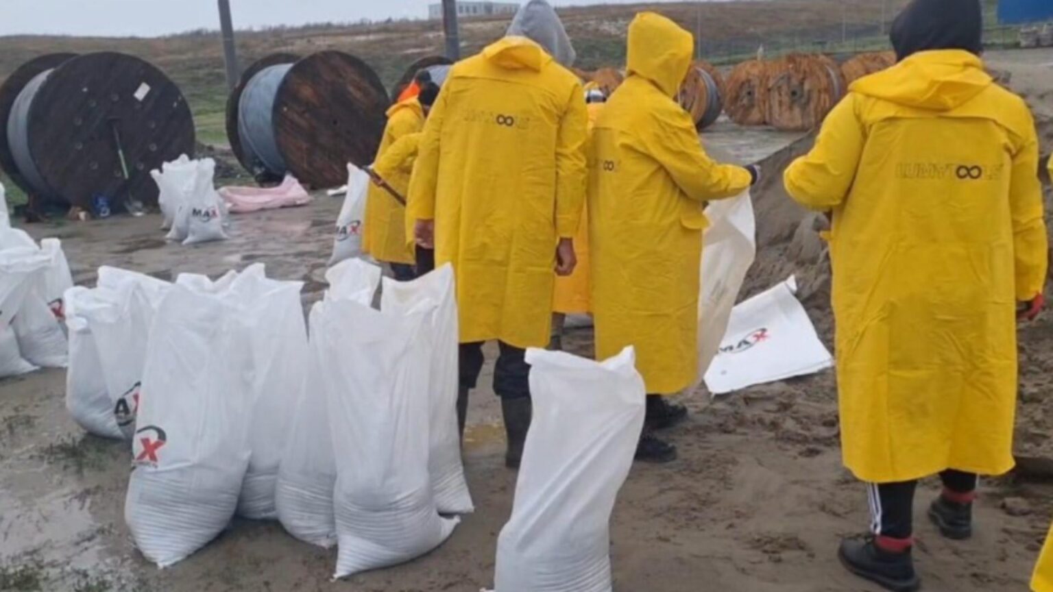 cod rosu in constanta primaria valu lui traian a infiintat un centru de permanenta si distribuie saci de nisip video 68e50f3261b25