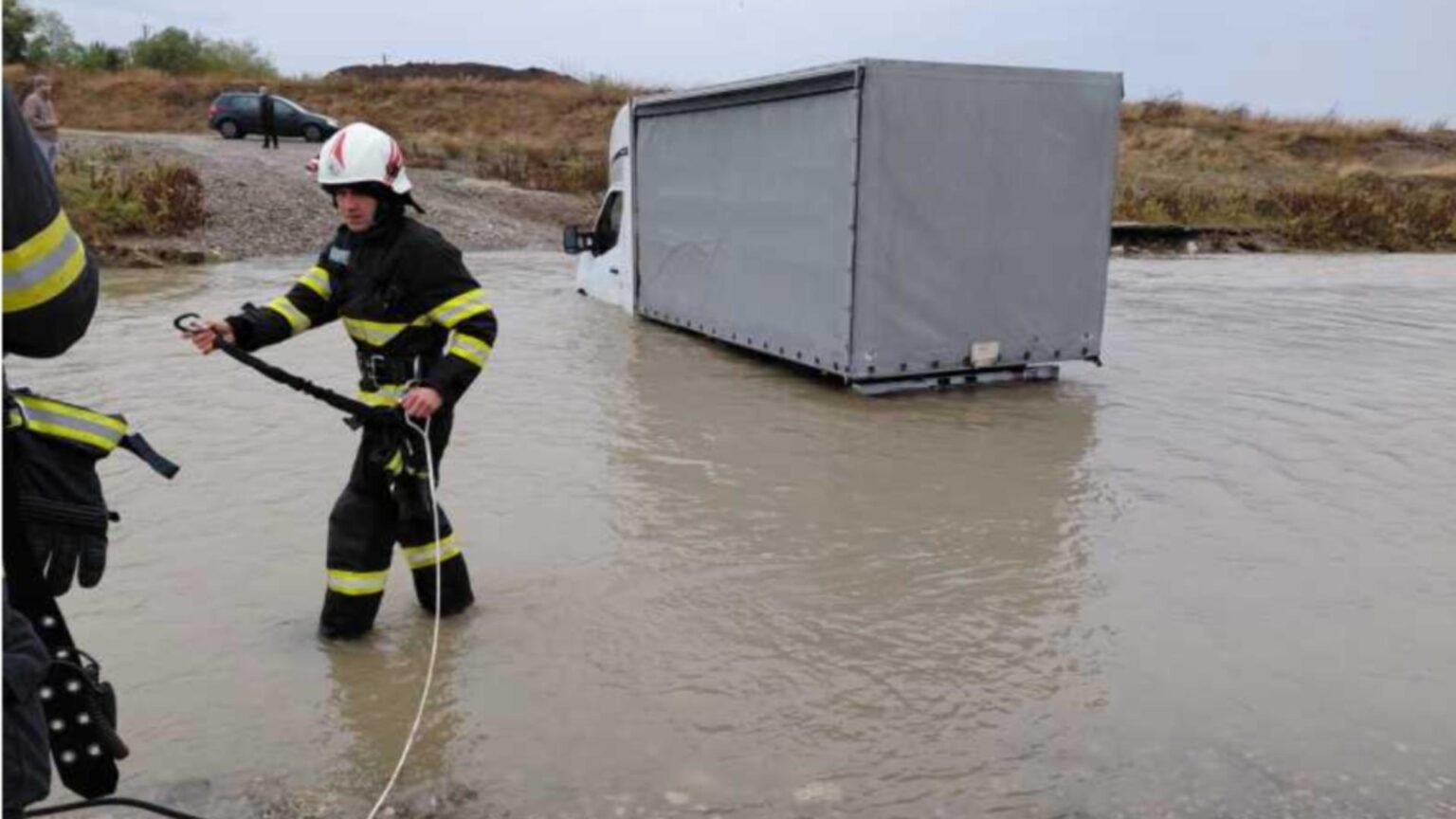 incident grav in prahova dubita blocata in albia raului teleajen dupa ce soferul a ignorat debitul crescut al apei 68e65e3b673ff