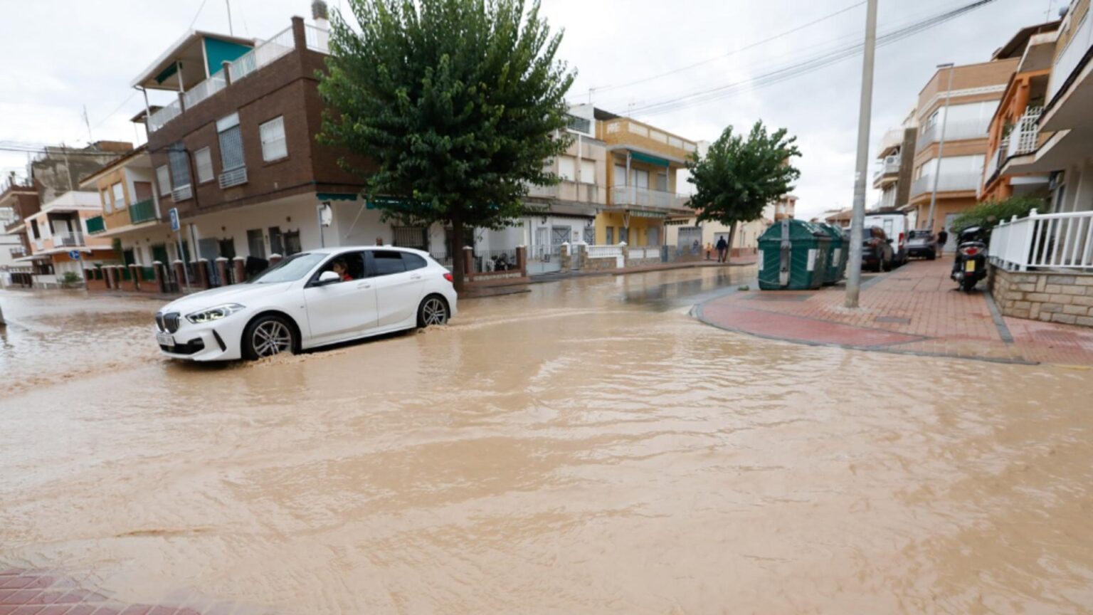 inundatii masive in spania mii de oameni evacuati si strazi acoperite de ape 68eb710572866