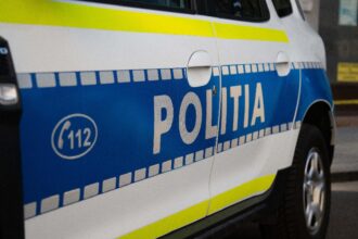 petrecere cu scandal in bocsa doi tineri cercetati pentru ultraj baiatul a lovit un politist in cap cu o sticla iar fata a spart luneta unei autospeciale 68e3998c66e36 1