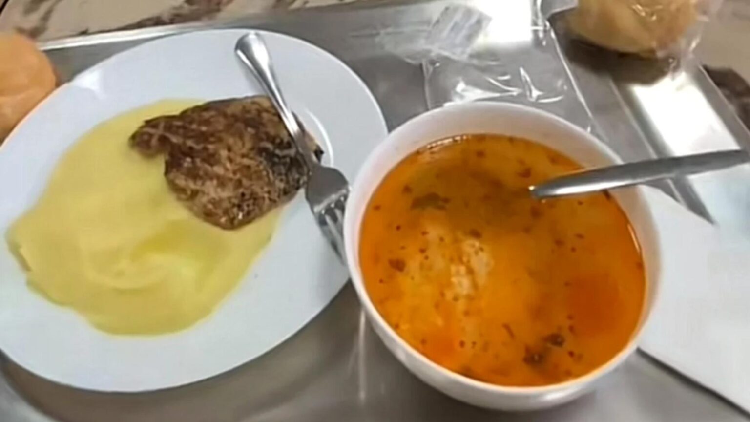 pretul incredibil pentru un pranz la cantina ase cuprinde o ciorba un piure cu cotlet de porc o chifla mamaliga cu carnaciori si castraveti 68e7f5143df88