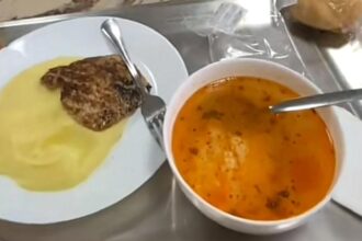 pretul incredibil pentru un pranz la cantina ase cuprinde o ciorba un piure cu cotlet de porc o chifla mamaliga cu carnaciori si castraveti 68e7f5143df88