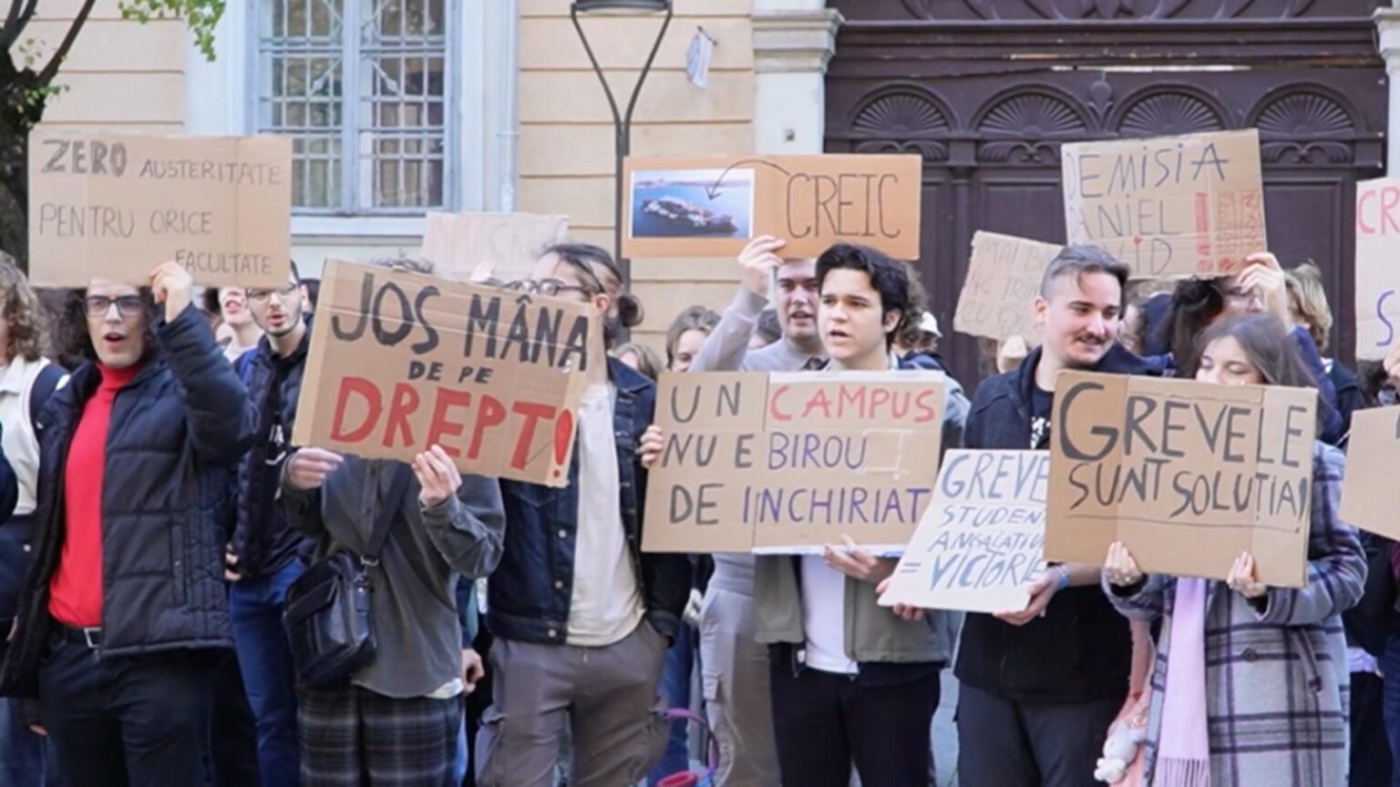 revolta de amploare printre studentii din cluj tinerii nemultumiti de conditiile din campus au iesit in strada 68e9fc4b90ee1
